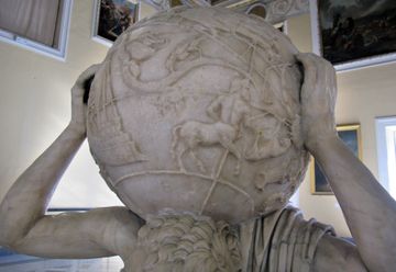 나폴리의 이탈리아 국립 고고학 박물관 소장 "파르네세의 아틀라스". 아틀라스의 왼손 옆에 천칭이 조각되어 있다.