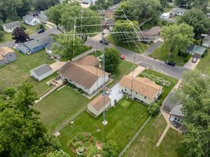 뒷마당에 설치된 아마추어 무선 안테나 팜