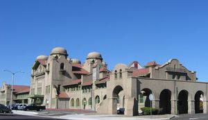 샌버너디노역과 하비 하우스