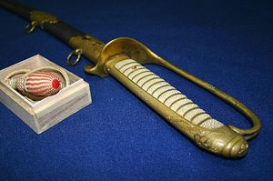 해군 장검 칼자루 부분과 약도 초. 칼자루는 부모 입자가 붙은 상어 가죽, 금선을 감는다. 양손으로 쥐는 큰 것이다.