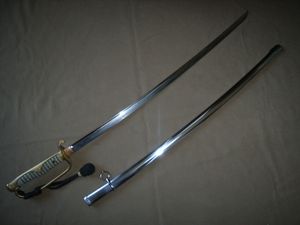 약도 끈이 달린 위관용 구형 군도. 위관용에는 등쇠에 당초 문양이 없다