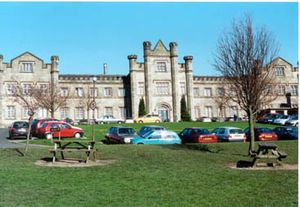 올덤 블루 코트 스쿨(The Blue Coat School, Oldham)은 1834년에 설립되어 올덤에서 가장 오래된 학교 중 하나이다.