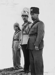 1946년 5월 25일 암만에서 왕으로 즉위하는 압둘라. 오른쪽부터 차례대로 압둘라 1세, 아브드 알일라, 그리고 나이프 토후.