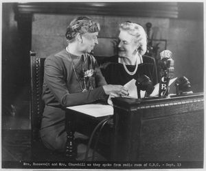 엘레노어 루스벨트와 이야기를 나누는 클레멘타인(오른쪽), 1944년