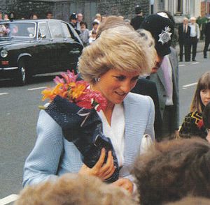 1987년 5월, 브리스톨 화이트홀 로드에 있는 지역 사회 센터 개관식에서