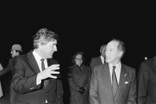 뤼트 뤼버르스 총리와 캐나다 총리 피에르 트뤼도가 1983년 11월 8일 발켄부르크 해군 비행장에서 만났다.