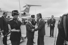 동독 지도자 에리히 호네커, 뤼트 뤼버르스 총리, 한스 판 덴 브룩 외무부 장관이 1987년 6월 3일 로테르담 헤이그 공항에서 만났다.