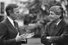 미국 대통령 조지 H. W. 부시와 뤼트 뤼버르스 총리가 1989년 7월 17일 카츠하위스에서 만났다.