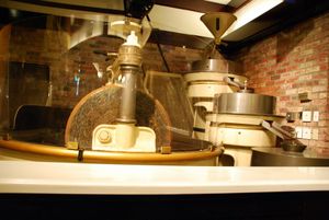 초콜릿 밀(오른쪽)이 코코아 원두를 갈아 초콜릿 리커로 만든다. 멜란저(왼쪽)는 우유, 설탕 및 기타 재료를 리커와 혼합한다.