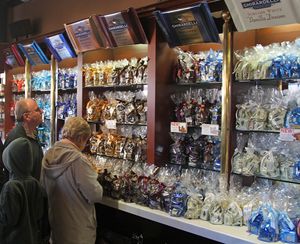 샌프란시스코 기라델리 광장의 기라델리 초콜릿 컴퍼니 매장에서 판매되는 기라델리 초콜릿 제품들