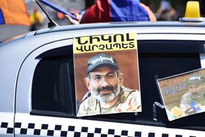 2018년 5월 2일, 예레반의 한 자동차에 니콜 파시냔의 포스터가 붙어있다. 텍스트는 "니콜 총리"라고 적혀 있다.