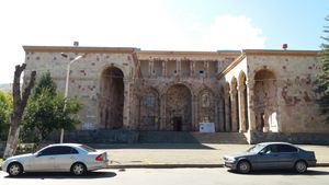 샤를 아즈나부르의 이름을 딴 바나조르 문화의 집