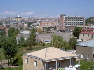 왼쪽 뒤로 1905년에 건립된 성모교회가 보이는 가바르의 중심 시가지.