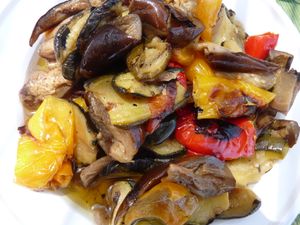 구운 가지와 피망 요리(영어로 종종 라따뚜이라고 불림)를 이올리에 제도에서 해석한 것