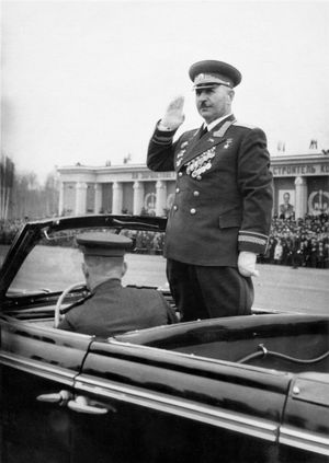 1955년 리가에서 열린 군사 퍼레이드에 참석한 바그라먄