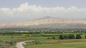 아라라트주 중앙부에서 바라본 예라흐 산맥