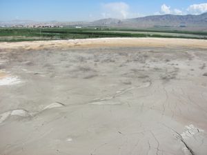 아라라트 도시를 배경으로 한 아라라트 금 가공 시설의 거대한 유독성 찌꺼기 연못