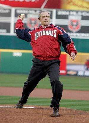 2005년 4월 14일, 당시 부시 대통령의 시구 모습