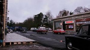 영화 제작을 위해 특별 야외 세트가 어떻게 건설되었는지 보여주는 스크린샷.