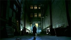 엔젤 오프닝 크레딧 캡처. 어두운 대도시를 배경으로 하는 엔젤은 종종 드라마에 영향을 준 하드보일드 탐정 장르를 암시했다.