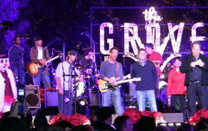 Band from TV가 2018년 11월 공연 (왼쪽부터: 센딜 라마무르시, 애드리안 파스다, 제시 스펜서, 덴턴, 밥 구이네이, 크리스틴 로즈, 존 로비츠)