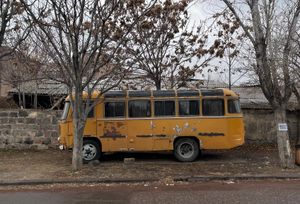 아슈타라크의 소련 시대 PAZ-672 버스