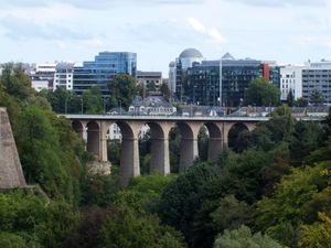 파세렐(고가교 또는 오래된 다리)에서 내려다 본 페트뤼스 강 계곡. 1861년에 개통되었다.