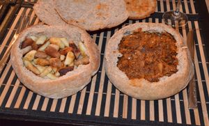 사이드 디쉬로 Kopytka가 곁들여진 전통 폴란드 비고스