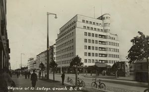 그디니아는 폴란드 회랑에 새로 건설된 도시였으며 발트해의 주요 항만 프로젝트 역할을 했다. 그 모더니즘 센터는 중요한 건축 랜드마크이다.