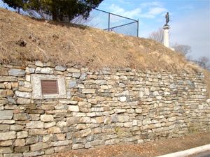 코시치우슈코가 강화한 클린턴 요새. 뒷배경의 동상은 그를 기리고 있다.