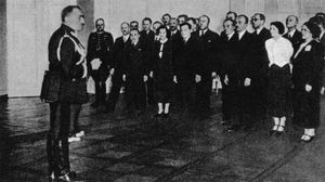 1936년 5월, 폴란드 총리실 직원들에게 연설하는 펠리치안 스와보이 스크와트코프스키 총리