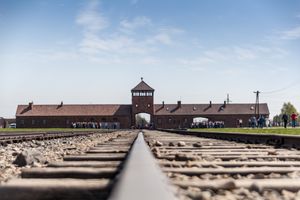 아우슈비츠-비르케나우 강제 수용소 정문. 이곳에서 나치 독일에 의해 최소 110만 명이 살해되었다.