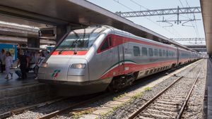 ETR 485가 로마 테르미니 기차역에 있다.