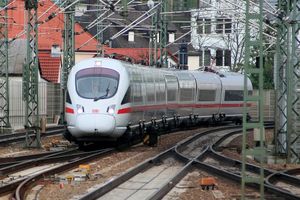 ICE T(DB 411)가 곡선을 빠져나가며 차량이 서로 다른 각도로 기울어진 모습을 보여준다.