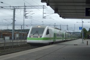 Sm3 열차가 위베스퀼레 기차역에 도착하고 있다.