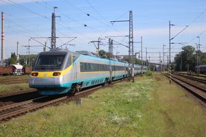 체코 철도 ČD 680 클래스 펜돌리노 열차가 오스트라바 중앙역을 출발하여 코시체로 향하는 모습