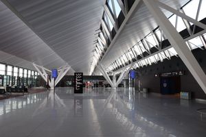 2022년 그단스크 레흐 바웬사 공항 확장된 여객 터미널 내부