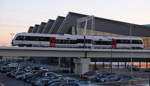 그단스크 레흐 바웬사 공항역을 출발하는 여객 열차