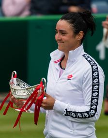 자베르가 들고 있는 2021 버밍엄 클래식 트로피