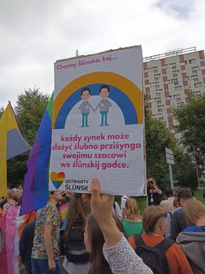 카토비체에서 열린 2022년 게이 퍼레이드의 배너. "우리는 모든 소년이 실레지아어로 자신이 선택한 사람에게 맹세할 수 있는 실레지아를 원한다."
