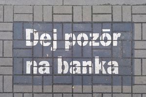 호주프의 보도에 있는 "전차 조심" 경고 표지판