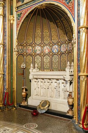 포즈난 대성당의 황금 예배당 안에 있는 볼레스와프와 그의 아버지 미에슈코의 무덤