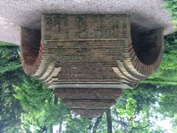 1791년 5월 3일 헌법을 기념하기 위해 스타니스와프 아우구스트 포니아토프스키 폴란드 국왕과 미하우 예지 포니아토프스키 대주교가 1792년 5월 3일에 기공식을 가진 신의 섭리 성전의 초석이 놓인 폐허가 된 예배당. 성전 공사는 폴란드가 러시아 제국군에 의해 침공당했을 때 겨우 시작되었다.