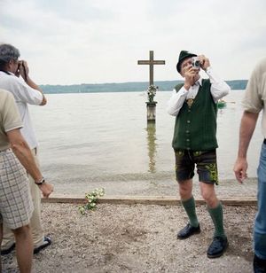 기념 십자가에서 열리는 연례 기념식 참가자들