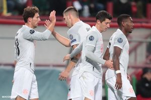 레반도프스키(오른쪽에서 두 번째)는 2020년 챔피언스 리그 경기에서 바이에른 뮌헨 동료들과 함께 로코모티프 모스크바를 상대로 경기를 펼쳤다.