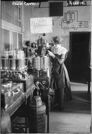 1917년 제1차 세계 대전 중 여성 무선 통신사를 양성하기 위해 전미 여성 봉사 연맹이 헌터 칼리지에서 시작한 프로그램에서 학생 헬렌 캠벨이 무선 과학을 공부하고 있다.