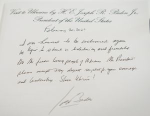 마린스키궁 방명록에 조 바이든이 남긴 기념 문구. 2023년 2월 20일.