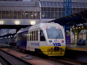 키이우 보리스필 익스프레스 열차가 키이우 철도역에 정차해 있다.