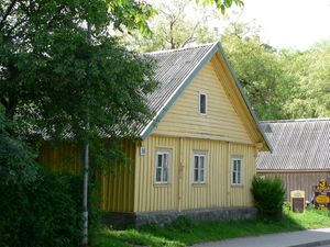 트라카이의 전형적인 삼중 창문이 있는 나무 카라임 가옥