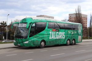 우승 연도를 새긴 잘기리스의 팀 버스